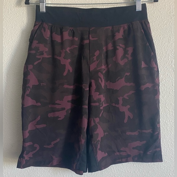 Lululemon THE Short 9.5” Men’s Shorts in Incognito Camo Red - Size Small - Picture 3 of 9